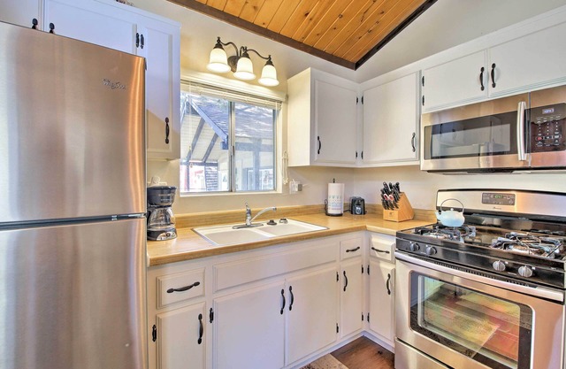 Cozy Cabin w/Deck & Fireplace in Big Bear!