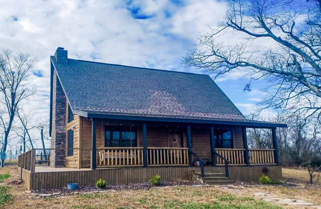 Cozy cabin w/firepit - 3 mi from Glory Hole!