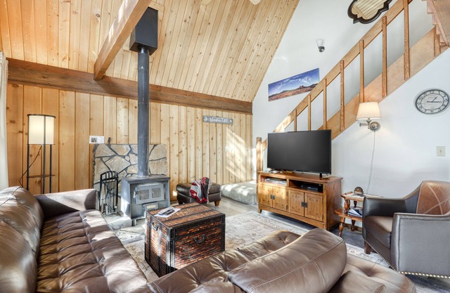 Cozy cabin with three decks, EV charger, & SHARC Passes - dog-friendly