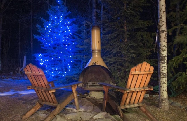 Cozy cabins that sleep 6 w/hot tub close to Castle Mountain!