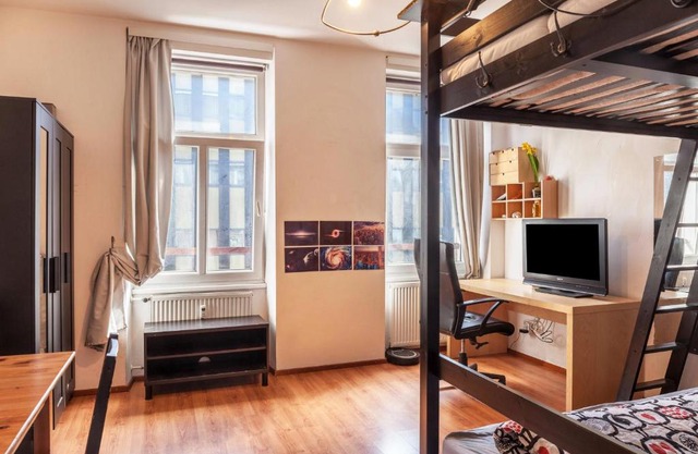 Cozy central apartment 1min train