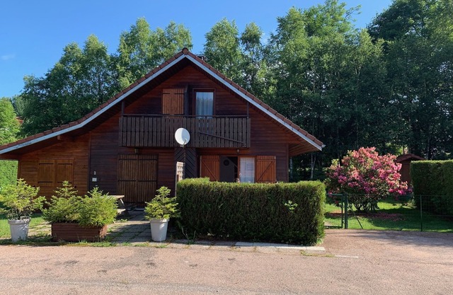 Cozy chalet 500m from the lake & shops facing south