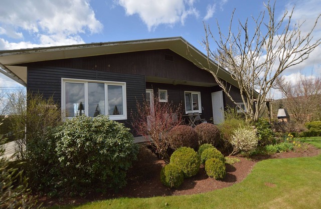 Cozy Chalet with Pond, Malmedy