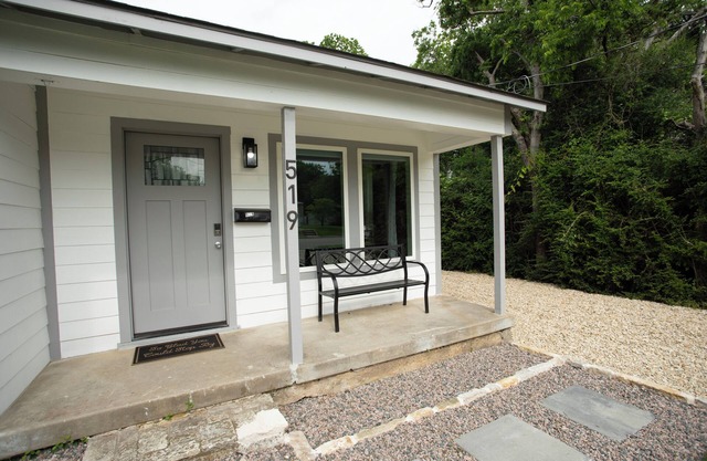 Cozy, charming, stylish and natural wooded backyard close to UNT.