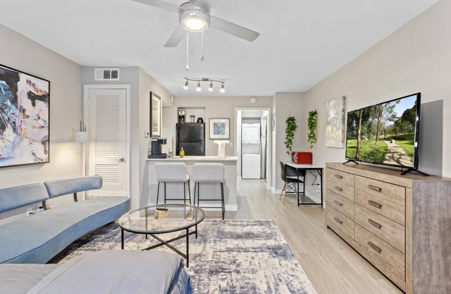 Cozy Chic Studio Close to Downtown and Domain