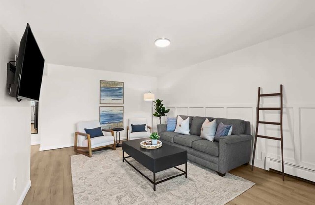 Cozy & Clean 2nd Floor Apt. - King Bed | Workspace
