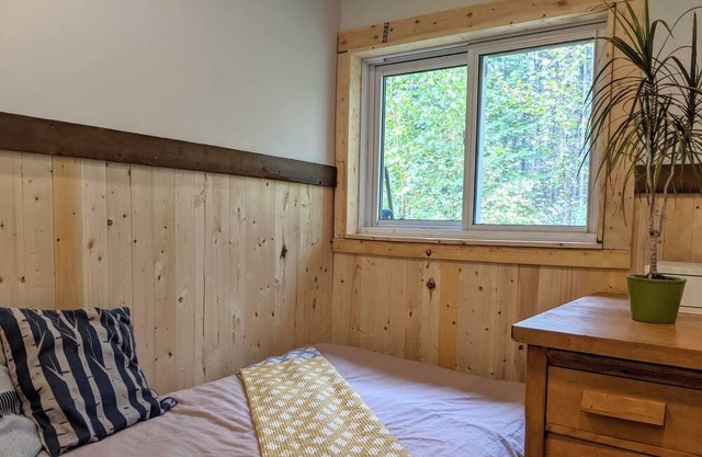 Cozy, clean studio in the woods, with hot-tub