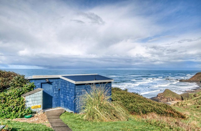 Cozy Cliffside Cabin Stunning Oregon Coast Views | No Cleaning Fees