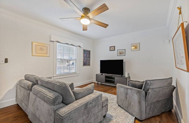 Cozy Coastal Cottage~4br/2ba James Island Home