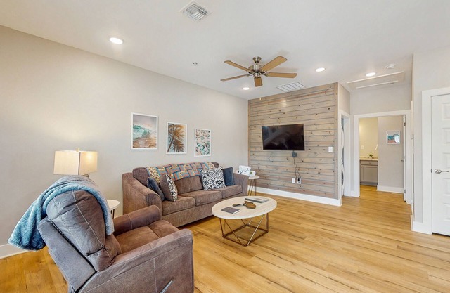 Cozy coastal home with shared pool, stocked fishing pond - patio & BBQ