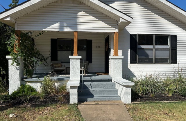 Cozy & Comfortable Cottage just minutes off the La Grange Square. Pet Friendly.