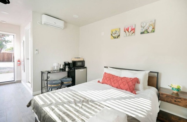 Cozy Compact Studio: Queen Bed, Fast Internet, Laundry, and a Serene Backyard