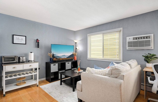 Cozy Condo in Vibrant Location!