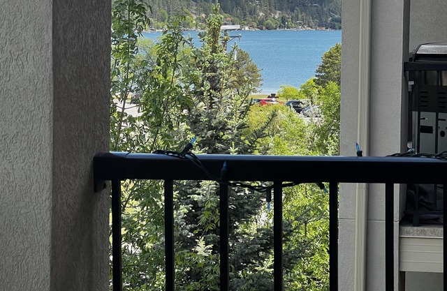 Cozy Condo & Invermere BC & Mountains & Lake view & Pool open ! & Hottub & AC