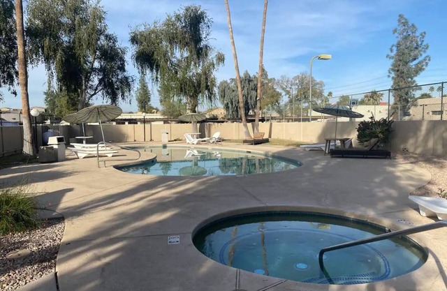 Cozy Condo Mins to ASU Walk to Sloan Park