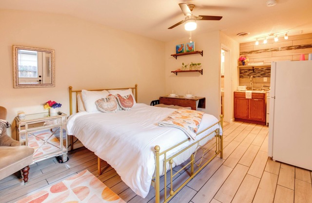Cozy Coop-10 min-DT Dallas-Full Kitchen & Private Patio
