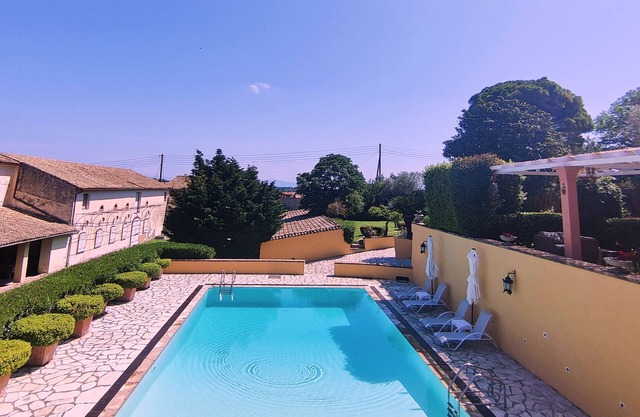 Cozy Cottage -3 bdrs sleeps 6, 2 bathrooms,private garden, swimming pool view.