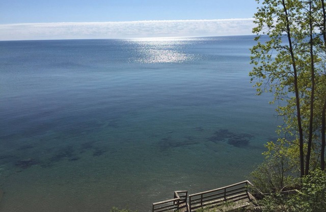 Cozy Cottage #4 overlooking beautiful Lake Huron