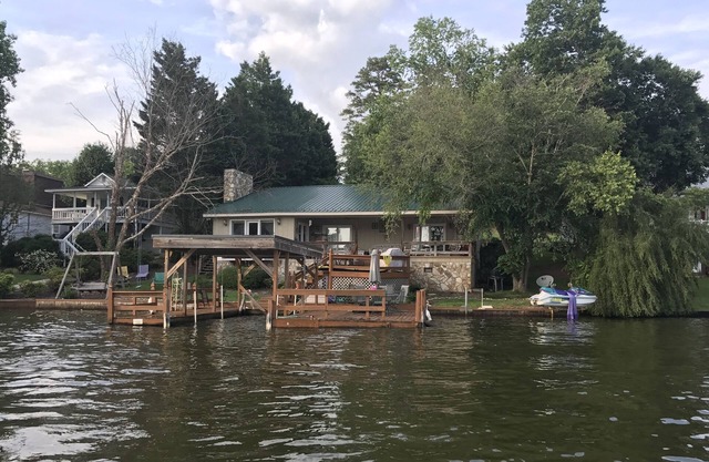 Cozy Cottage by the Lake