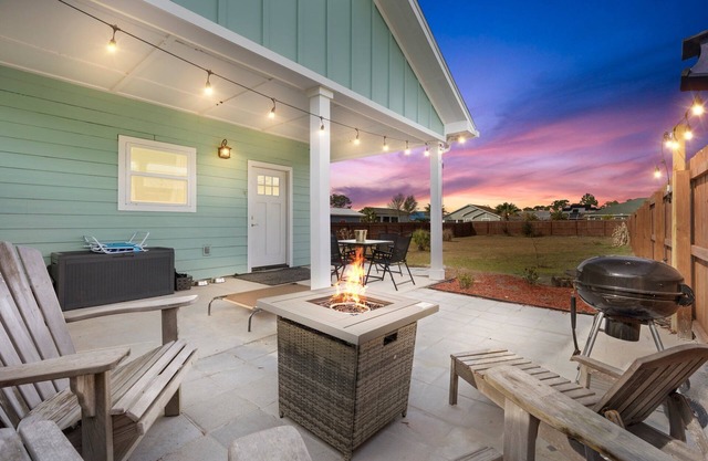 Cozy cottage near beach - Pet Friendly with large fenced yard