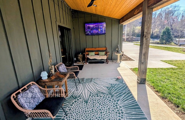 Cozy Cottage Sleeps 4! - Master King Bedroom and Hideaway Loft with Double Bed.
