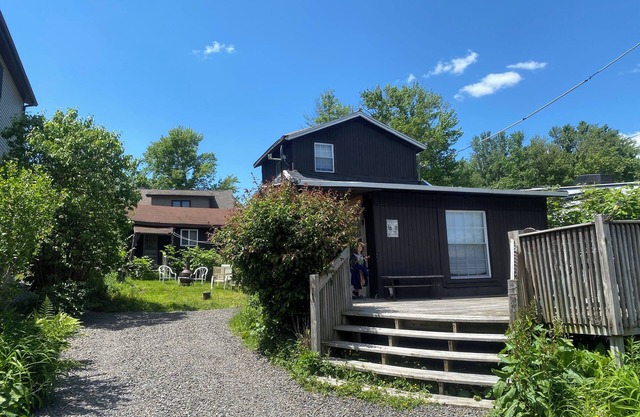 Cozy Cottage Sunrise Views and Private Small Dock for Kayaks. Boat Launch Access