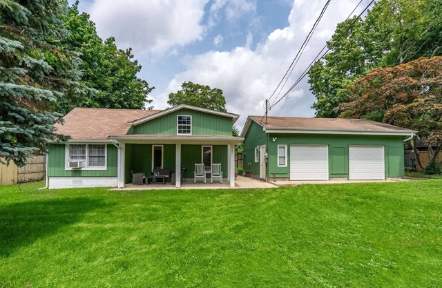 Cozy Cottage- Tucked Away and Private. Close to Village and Shopping.