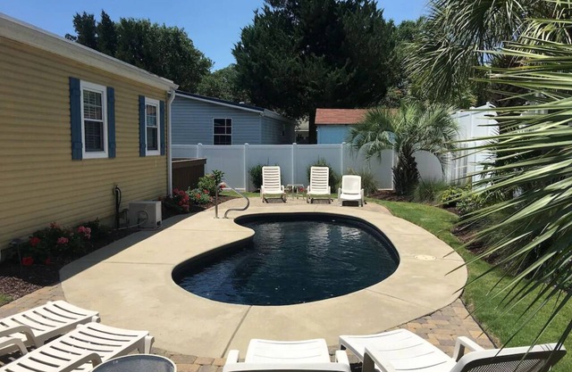 Cozy Cottage with a pool near the Beach! Summer Prices Just Reduced!