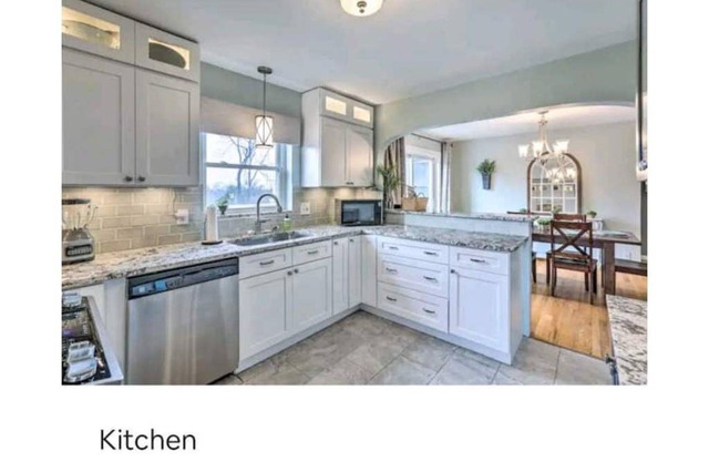 Cozy Cottage w/Hot Tub ! Conveniently located, near restaurants & attractions