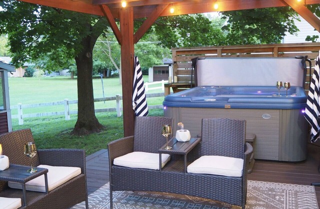 Cozy Cottage w/Hot Tub, 75" TV, Games, Kitchen