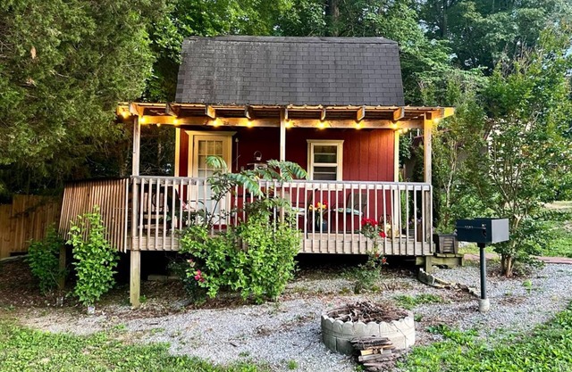 Cozy Country Cabin nestled on a quiet restful acreage in the heart of Kentucky