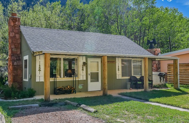 Cozy, creekside cottage in the foothills of Pikes Peak