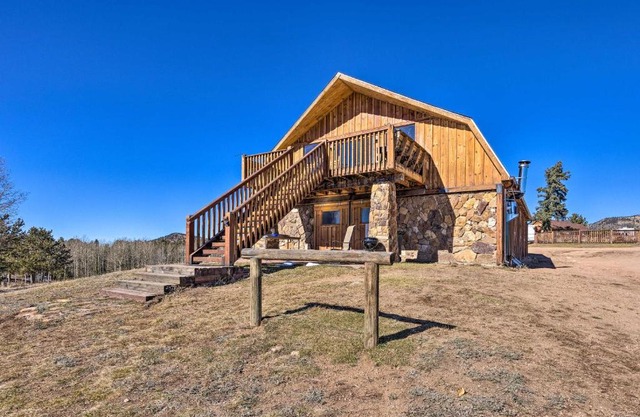 Cozy Cripple Creek Cabin with Mountain Views!