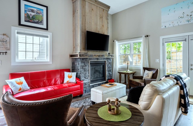 Cozy Crystal Beach Cottage,1 Minute Walk to Bay Beach. Sleep 6.