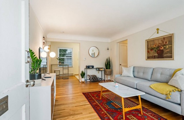Cozy Cute Apartment in the Heart of SE Portland. 96 Walk Score!