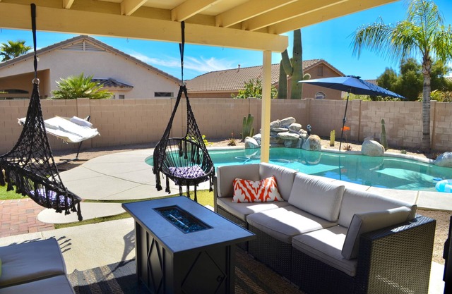 Cozy Desert Oasis w/pool, near hiking trails, pet-friendly!