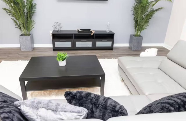 Cozy Downtown Gem
