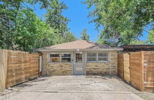 Cozy, Eclectic, Quiet Studio-Walk to the Square!