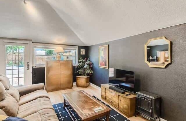 Cozy, Eclectic, Quiet Studio-Walk to the Square!
