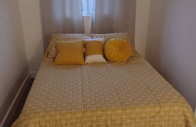 Cozy Efficiency Apartment. Minutes from downtown Pittsburgh.