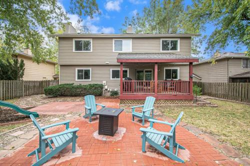 Cozy & Elegant Gem Fenced Yard BBQ & Games