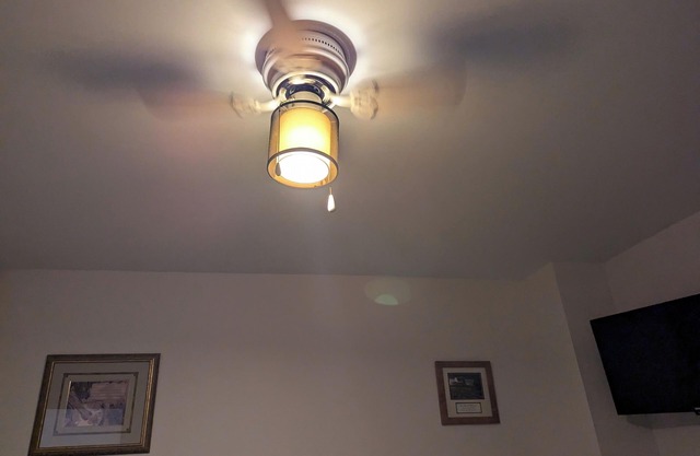 Cozy ensuite w/seperate entrance & balcony, 1 minute to grocery and Rotary Park