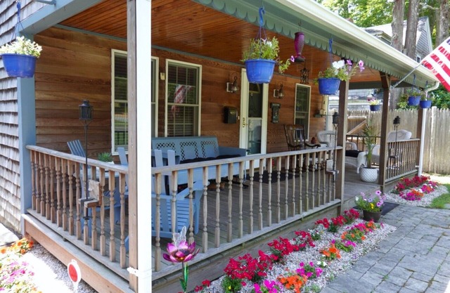 Cozy family-friendly cottage on beautiful Shining Sea bike trail