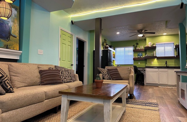 Cozy getaway next to downtown Sioux Falls. Full kitchen & everything.