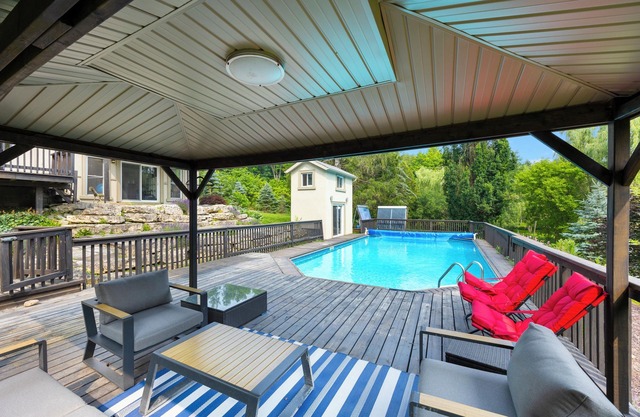 Cozy Getaway: Stunning Cottage- 6 Beds and 4 Baths