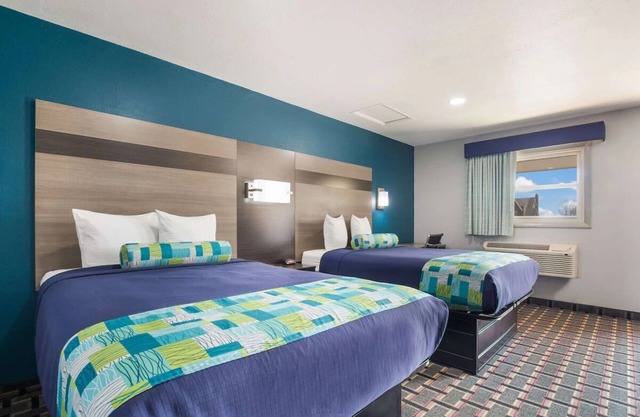 Cozy Group Lodging! 2 Rooms, Parking, Pet-Friendly, Close to Local Attractions!