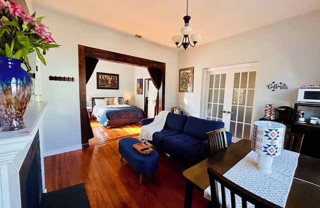 Cozy guesthouse/studio in downtown San Antonio close to major city attractions!