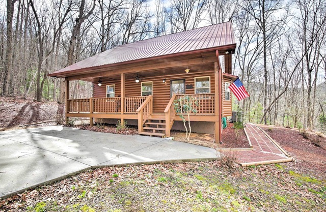 Cozy Hayesville Retreat w/Deck & Mtn Views!