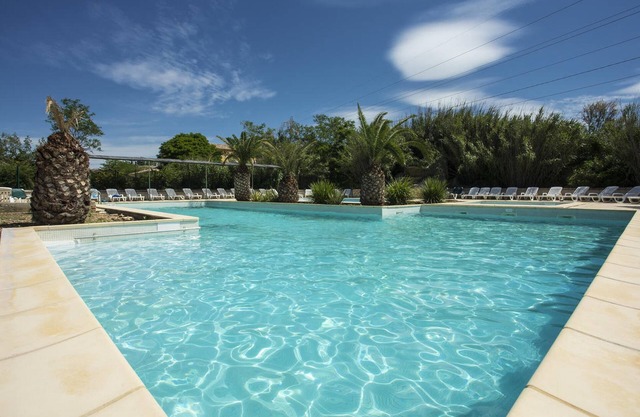 Cozy holiday home 7p in holiday park with large swimming pool in Arles, wifi, air conditioning
