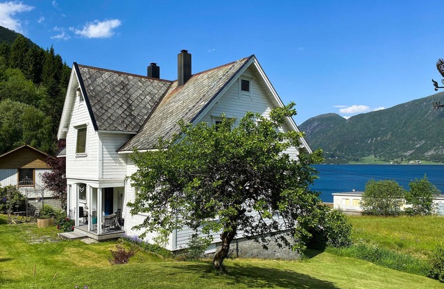 Cozy home in Austefjorden with WiFi